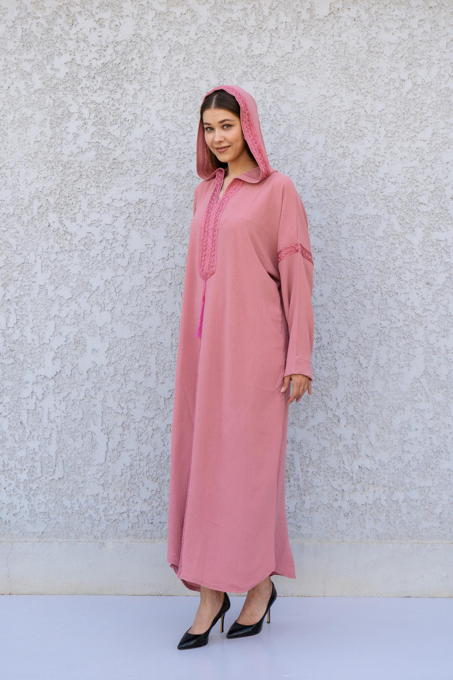 Chic Light Pink Hooded Kaftan Dress – Hand Embroidered Linen-Look Caftan for Women – Flowy Maxi Dress – Boho Moroccan Caftan – Resort Wear